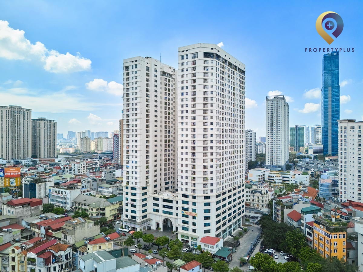 Tòa nhà Central-Field nhìn từ trên cao với bầu trời xanh và các tòa nhà xung quanh do Property Plus giới thiệu